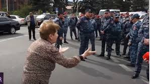 Ո՛չ Նիկոլի թուրքահպատակ քաղաքականությանը․․․Դուք հայ չե՞ք, դուք ինչ ազգ եք․․․ գյումրեցի կինը խայտառակեց ոստիկաններին